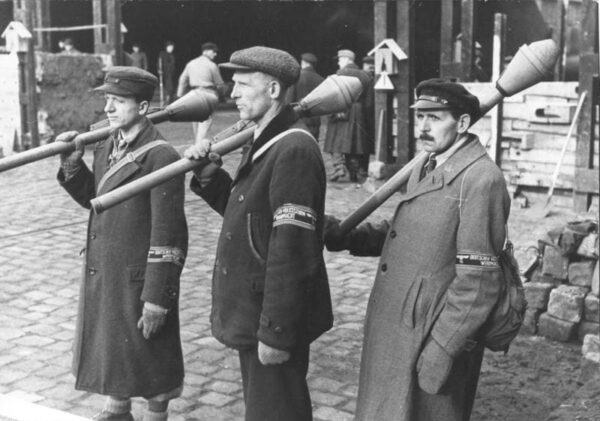 Bundesarchiv_Bild_183-J31320,_Berlin,_Posten_beim_Bau_einer_Straßensperre