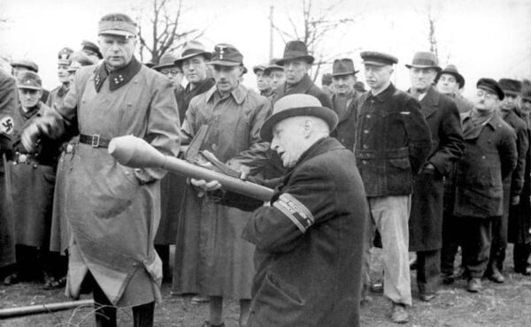 Bundesarchiv_Bild_183-J31391,_Berlin,_Volkssturm,_Ausbildung